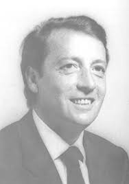 Conseguita la laurea in lettere, dal 1980 al 1987 fu consigliere regionale lombardo ricoprendo gli incarichi di assessore al lavoro prima, alla sanità poi, e infine ai trasporti. Sergio Moroni Wikipedia