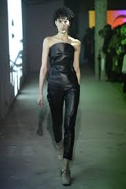 Pelle glossy, black leather, corsetti, stringhe, latex, vernice. Giacche Di Pelle Look Effetto Matrix Total Black Come Declinare Bene I 3 Mantra Dell Autunno Fashion Show London Fashion Week Fashion