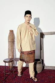 Potongan leher jenis ni hanya dijahit dengan cara sulaman keliling, berbelah pendek kat depan baju dan berbutang satu sahaja. Baju Melayu Patawali Teluk Belanga Caramel Baju Melayu Long Sleeve Tops How To Wear