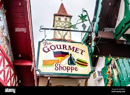 Helen ga shopping hi-res stock photography and images