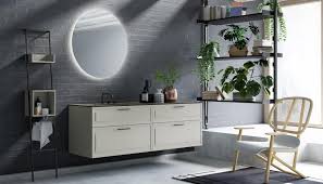 Puntotre offre una vasta selezione di mobili, colonne e pensili per il bagno che si distinguono per la modernità delle forme e le numerose finiture, in grado di personalizzare gli spazi con gusto e creatività. Puntotre Arredobagno