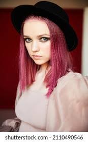 peinado rosa rock joven con gorra Foto de stock 2110490543