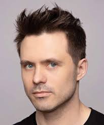 Come il viso a cuore, il viso a diamante è piuttosto raro e particolare, per questo scegliere il taglio di capelli giusto è importantissimo. Tagli Capelli Uomo 2022 Di Tendenza In 200 Immagini