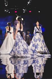 Poshmark makes shopping fun, affordable & easy! Abiti Da Sposa Particolari A Milano Si Sposa Non E Solo Bianco Magazine Delle Donne