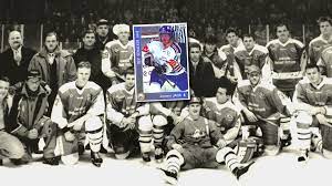 Jágr navíc po zápase seděl až do 1 hodiny ranní v šatně, zájemcům dával autogramy a podepisoval dresy. Nhl Superstar Jaromir Jagr Lauft 1995 Fur Die Schalker Haie Auf Watson
