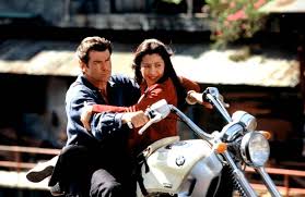 Demain, dès l'aube, à l'heure où blanchit la campagne, je partirai. La Bmw R1200 Cruiser De James Bond 007 Demain Ne Meurt Jamais Motos Cinema Kb Style We Are Classic But