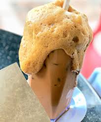 Teh ais er te sødet med kondenseret mælk, der simpelthen serveres i et glas med isterninger. Kini Anda Boleh Cuba Teh Tarik Madu Asli Yang Memang Da Bomb Di Kl Jom Serbu