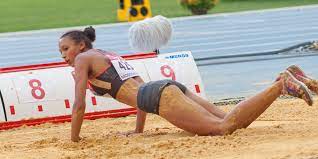 The 2019 world champion's intention was to move to the us, where legendary sprinter carl lewis was due to become her coach. Vwheute Endlich Mal Kein Fussballer Inter Versicherung Spons