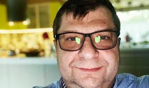 Prokuratura krajowa poinformowała, że podejrzany o szereg poważnych przestępstw zbigniew stonogi (zgodził się na podanie nazwiska i wizerunku) został dziś sprowadzony do polski. Zbigniew Stonoga W Przasnyszu Tak Pysznego Paczka To Nie Jadlem Od 40 Lat Infoprzasnysz