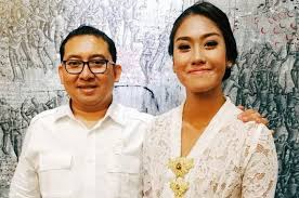 Fadli zon saat ini juga masih tercatat sebagai kader dan anggota fraksi gerindra dpr ri. Lama Tak Terdengar Kata Kata Nyinyirnya Yang Bikin Panas Telinga Rupanya Fadli Zon Lagi Sibuk Bersiap Diri Memangku Jabatan Ini Semua Halaman Fotokita