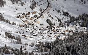 It boasts one of the largest ski areas in the alps, with 200 km of slopes between italy and switzerland allowing you to ski various routes and difficulty levels all day long. Ski Arabba Skiing In The Dolomites