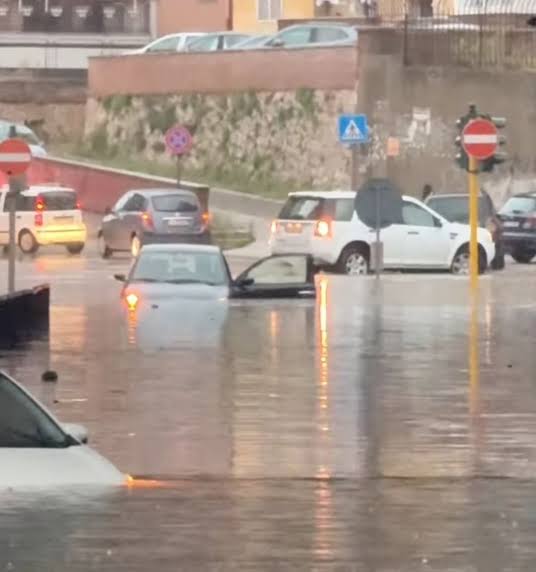 Violento nubifragio a Foggia: strade allagate, auto in panne e traffico in tilt