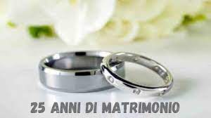 La tradizione della fede cattolica vuole che dopo 25 anni di matrimonio, i due sposi devono rinnovare i voti matrimoniali davanti a dio. 25 Anni Di Matrimonio 100 Dediche Con Immagini Video E Frasi Per Le Nozze D Argento Passione Mamma