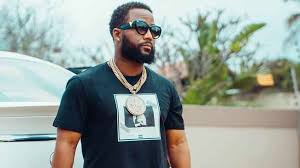 Cassper nyovest is a south african producer/songwriter who was born refiloe maele phoolo in 1990 in a mafikeng village called montshiwa, he grew up involving himself in sports and studies, but developed a passion for rapping at the age of 12. Fans Upset With Cassper Nyovest For Taking His Newborn To The Beach