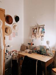 This is the easiest way to decorate your desktop. Make Your Dorm Room Look Aesthetic Af With These Tips Sofiasolisb