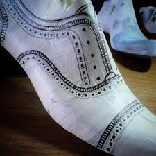 El zapato se dibuja sobre la horma para de ahí sacar las piezas !!!  #zapatosamedida #besposkeshoes #bespokeshoesformen #bespokeshoesmexico  #zapatosdehombre #menshoes #theshoesnob #menshoestyle #menshoesstyle  #handmadeshoesformen #bespokeshoemakers ...