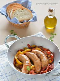 Sai qual è il grande potere dei contorni? Salsiccia Con Peperoni E Cipolle In Agrodolce Veloce In Padella Ricette Salsiccia Ricette Con Salsiccia Secondi
