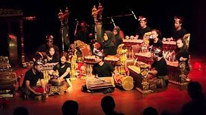 Irama musik umumnya lembut dan mencerminkan keselarasan hidup, sebagaimana prinsip hidup yang dianut pada umumnya oleh masyarakat jawa. Alat Musik Gamelan Sejarah Asal Daerah Cara Mainnya Lengkap