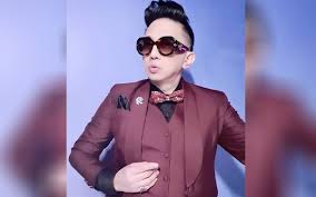 Azwan ali posing di kereta. Boarnpvgletom