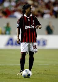 Milan ile barcelona'nın anlaşmasında ronaldinho'nun milan'dan alacağından yüzde 15 fedakarlık etmesinin etkili olduğu bildirildi. Ronaldinho Sergio Ramos Ronaldinho Photos Zimbio