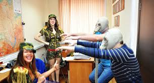 как оригинально поздравить мужчин с 23 февраля в офисе Kak Pozdravit Kolleg Muzhchin Na Rabote S 23 Fevralya Scenarii V Ofise Originalno I Krasivo V Stihah Proze Video