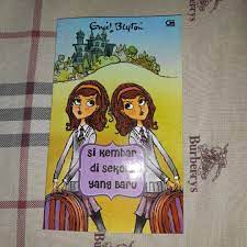Tak hanya romansa percintaan, ada juga kamu yang nggak memiliki saudara kembar terkadang penasaran dengan sisi kehidupan dan karakter si tokoh utama. Novel Klasik Anak Si Kembar Di Sekolah Baru By Enid Blyton Buku Alat Tulis Buku Anak Anak Di Carousell
