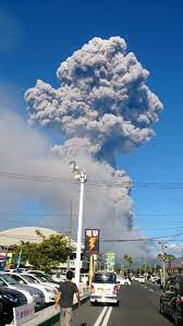 桜島で大規模噴火が発生 噴煙の高さは観測史上最大の5000メートル 火山灰が市街地直撃 情報速報ドットコム 桜島 火山灰 風景