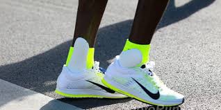 Foot strike many long distance runners strike the ground first with their heels, which causes a large impact force to run up their leg to their knees and hips. How On Earth Does An Elite Marathoner S Insole Fall Out Runner S World