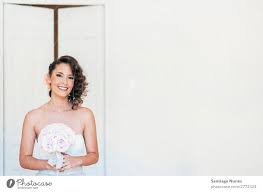 Vor allem bei dem thema „hochzeitskleid geraten die meisten von uns sofort ins. Die Braut Probiert Das Hochzeitskleid An Ein Lizenzfreies Stock Foto Von Photocase