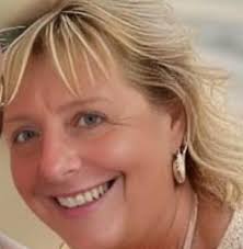 First time acrylic nail wearer here 💅🏼 Where can I get them taken off and  redone? Do any places offer student discount? 🤓