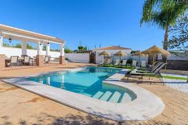 Hasta un máxima de 14 personas distribuidas en las diferentes casas. 15 Casas Rurales Grandes Para Grupos De Amigos