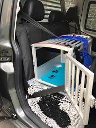 Sie können ihre hundebox im kofferraum oder auf der rückbank fixieren. Hund Im Auto Transportieren Ratgeber 2021