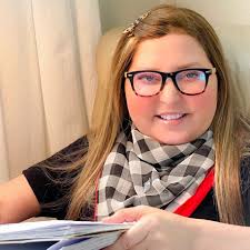 The nerd in me!!! 🤓 . . Foto tomada por mi hijo, coguiendo le amor a la  lectura , sin antes preocuparse que le pasa a mi mamá. El se preocupa si