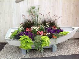 29 Ideen Fur Pflanzgefasse Im Garten Zum Selbermachen Blumenkubel Boot Blumentopf Bepflanzen Beton Blumentopfe Garten Deko Gartenarbeit Pflanzen