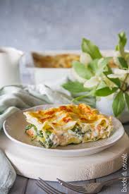I tortini di pasta sfoglia con salmone fresco e spinaci sono dei piccoli e gustosi contenitori di pasta sfoglia farciti con salmone fresco, spinaci ed una crema di ricotta e uova ad amalgamare tutti gli ingredienti. Lasagne Con Salmone E Spinaci Brodo Di Coccole