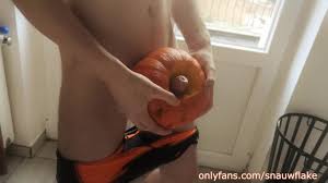 How to fuck a pumkin (Special Halloween)A yougn twink try to make a pumpkin  pie but its going badly