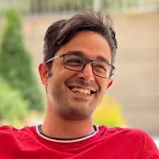 What is the physical concept behind the relationship between the wavelength  of light and the particle size in the interaction between them?