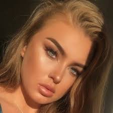 Courtney Reynolds's Instagram, Twitter & Facebook