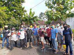 Jadi, tidak semuanya gotong royong berarti hanya tentang bekerja bakti, melainkan beragam. Kesadaran Masyarakat Tinggi Berbagai Wilayah Di Siraman Gotong Royong Melakukan Desinfeksi Mandiri Website Siraman
