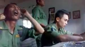 Mar 24, 2018 · bingkai foto merupakan salah satu elemen dekorasi interior yang paling sering digunakan untuk melengkapi tampilan dari sebuah ruangan. Gambar Lucu Hansip Hormat Arini Gambar