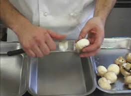 Eplucher Des Champignons Webtv Hotellerie Restauration Et Metiers De L Alimentation En 2020 Champignon Alimentation Restaurant