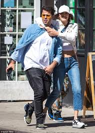 De acordo com a publicação, o judeu americano esteve no aniversário de anitta e os dois curtiram a noite juntinhos. Bella Hadid Snuggles With Dj Pal Daniel Chetrit In Nyc Daily Mail Online