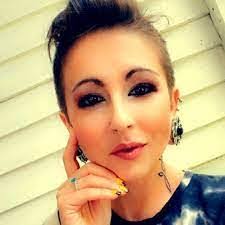 Amber Lamoreaux's Instagram, Twitter & Facebook