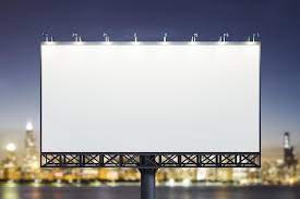 Outdoor horizontal branco em branco no fundo dos edifícios da cidade na  visão frontal noturna Conceito de publicidade de maquete | Foto Premium