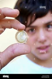 Zwischen den fingern -Fotos und -Bildmaterial in hoher Auflösung