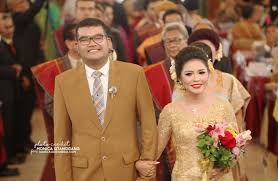 Dengan desain modern maka menjadi pilihan terbaik anda. Kebaya Pengantin Batak Warna Gold Serba Pengantin