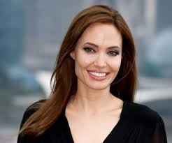 الممثلة الأمريكية انجيلينا جولي إنها تأمل أن يساعد فيلمها الجديد عن كمبوديا في ظل الخمير الحمر على تعريف العالم بوحشية النظام الذي حكم تلك البلاد لمدة أربع سنوات في. Ø£Ù†Ø¬Ù„ÙŠÙ†Ø§ Ø¬ÙˆÙ„ÙŠ ØªØ¯Ø¹Ùˆ Ø§Ù„Ù†Ø³Ø§Ø¡ Ø¥Ù„Ù‰ Ø§Ù„Ø¹Ù†Ù