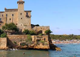 El castillo de tamarit, de estilo románico, está situado sobre un promontorio a orillas del mar mediterráneo en el término municipal de tarragona (españa). 10 Pueblos Que Visitar De La Costa Dorada Mi Punto De Partida