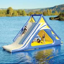 The Gigantic Water Play Slide Im Wasser Treiben Haus Am See Seen