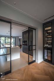 stalen schuifdeuren zwarte keuken visgraatvloer stalen deuren huis interieur design huis interieur interieur ontwerpen